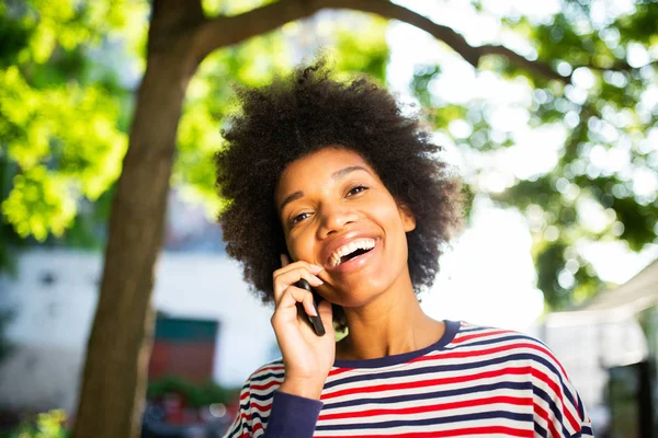 Detail Portrét Krásná Mladá Černoška Afro Vlasy Úsměvem Mluvit Mobilním — Stock fotografie