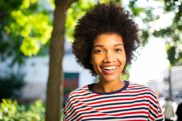 Nahaufnahme Porträt Schöne Junge Schwarze Frau Lacht Mit Afro Haaren — Stockfoto