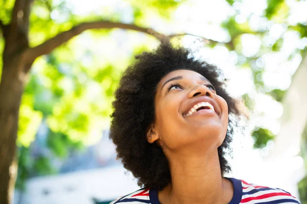 Cerca Retrato Hermosa Joven Negra Sonriendo Con Afro Pelo Parque —  Fotos de Stock