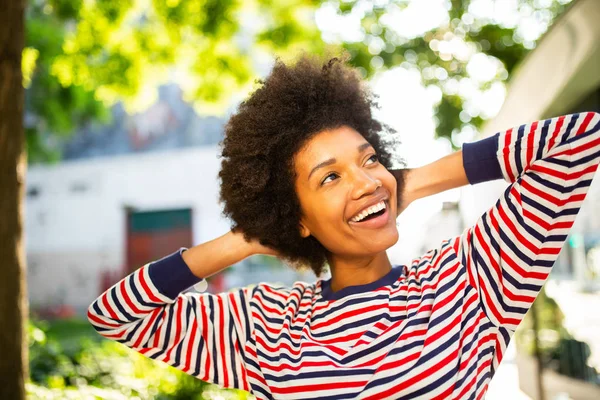 Close Portret Gelukkig Jong Zwart Vrouw Glimlachen Met Handen Achter — Stockfoto