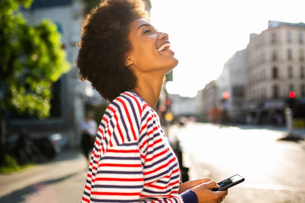 Retrato Cerca Una Joven Afroamericana Feliz Parada Ciudad Con Teléfono — Foto de Stock