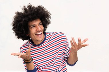 Gülümseyen havalı Kuzey Afrikalı adamın portresi.