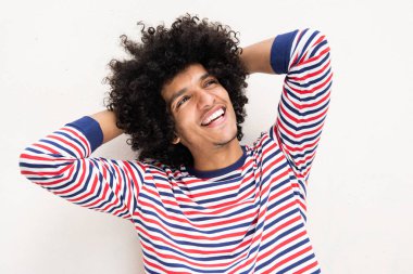 Beyaz arka planda elleri başının arkasında mutlu genç bir Arap 'ın portresi.