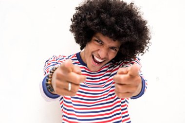 Mutlu genç Arap 'ın parmak gösteren portresi.