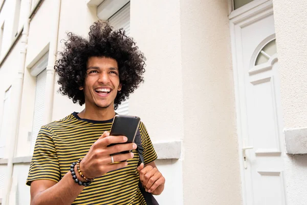 Retrato Cerca Del Joven Feliz Sosteniendo Teléfono Móvil — Foto de Stock