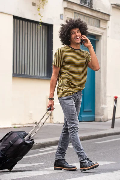 Retrato Cuerpo Completo Del Joven Feliz Con Afro Caminando Hablando — Foto de Stock