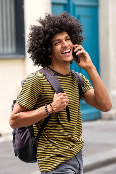 Portret Uśmiechniętego Młodzieńca Wychodzącego Torbą Rozmawiającego Przez Telefon Komórkowy — Zdjęcie stockowe