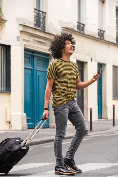 Retrato Cuerpo Completo Del Joven Feliz Con Afro Caminando Por — Foto de Stock