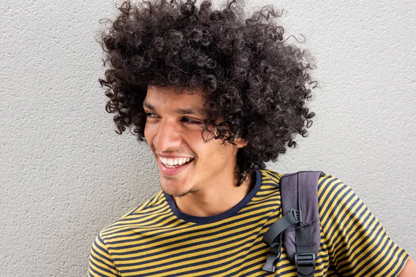 Närbild Porträtt Stilig Ung Nordafrikansk Man Med Afro Hår Ler — Stockfoto