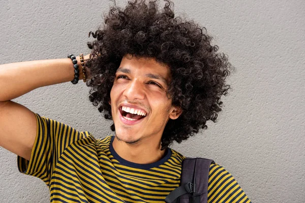 Detail Portrét Mladého Moderního Arabského Muže Rukou Afro Vlasy Smějící — Stock fotografie