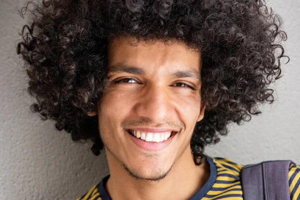 Närbild Porträtt Stilig Ung Nordafrikansk Man Med Afro Hår Ler — Stockfoto