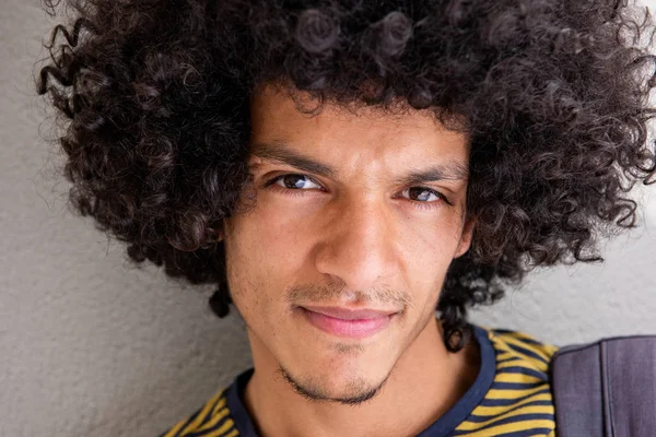 Close Portret Van Knappe Jonge Noord Afrikaanse Man Met Afro — Stockfoto