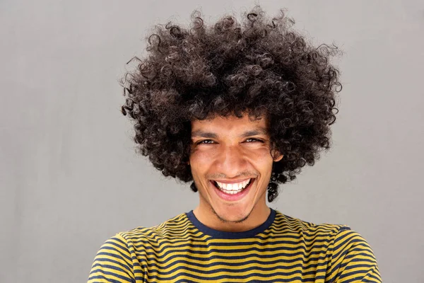 特写一位年轻英俊的北非男子 在灰色背景下面带微笑 — 图库照片