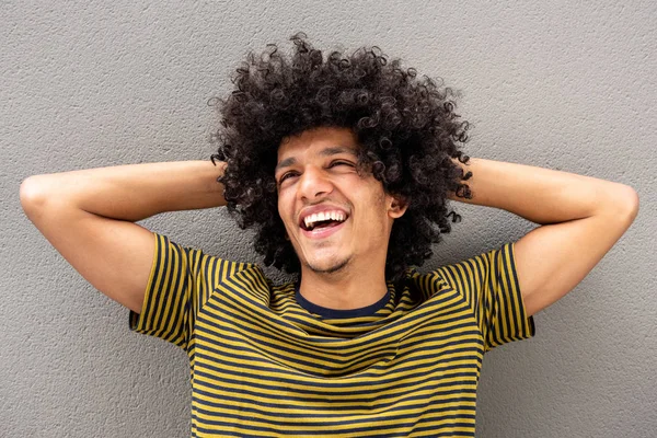 Close Portret Van Gelukkig Jong Modern Arabisch Man Ontspannen Met — Stockfoto