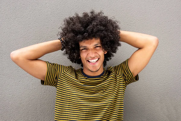 Nahaufnahme Porträt Eines Glücklichen Jungen Modernen Mannes Der Sich Mit — Stockfoto