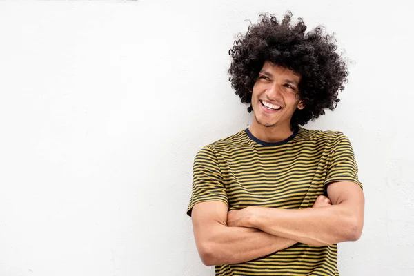 Retrato Joven Guapo Con Pelo Afro Sonriendo Con Los Brazos — Foto de Stock