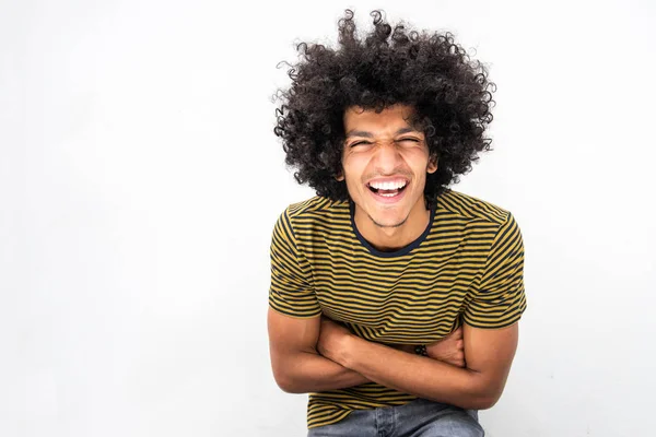 Potret Pemuda Tampan Afrika Utara Dengan Rambut Afro Tertawa Dengan — Stok Foto