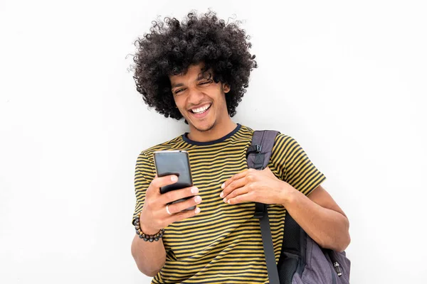 Retrato Joven Guay Con Una Bolsa Mirando Teléfono Celular Sonriendo —  Fotos de Stock