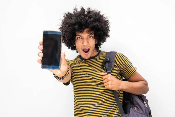 Портрет Красивого Молодого Североафриканца Удивленным Выражением Лица Показывающим Экран Мобильного — стоковое фото