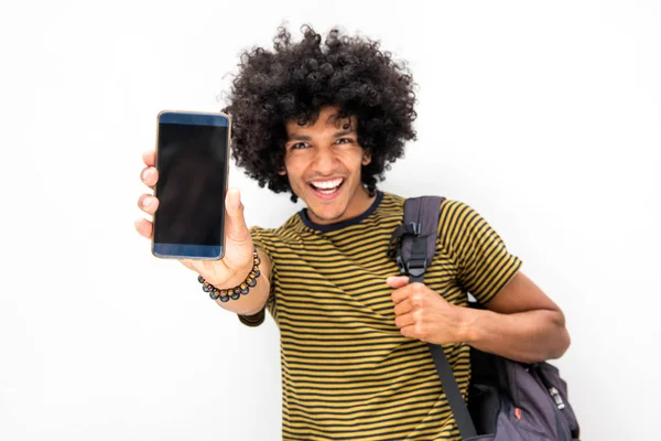 Портрет Красивого Молодого Североафриканца Улыбающегося Показывающего Экран Мобильного Телефона — стоковое фото