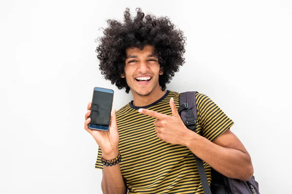 Портрет Счастливого Молодого Североафриканца Афроволосами Показывающий Экран Мобильного Телефона Указывающий — стоковое фото