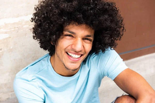 Close Portret Van Knappe Jonge Noord Afrikaanse Man Met Afro — Stockfoto