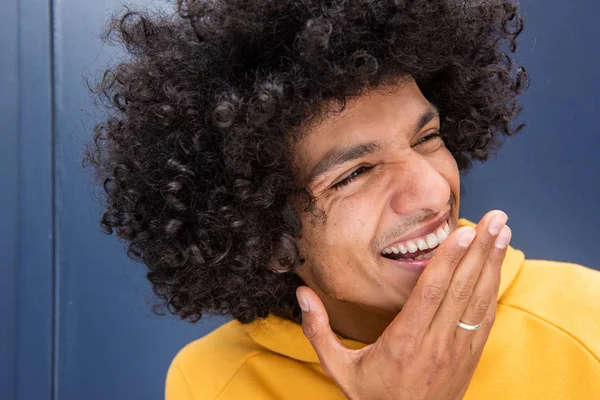 Porträtt Ung Nordafrikansk Man Med Afro Hår Skrattar Med Handen — Stockfoto