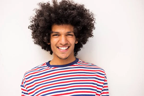 閉じる上のポルノのハンサムな若いです北アフリカ人男性でストライプセーター笑顔によってホワイト背景 — ストック写真