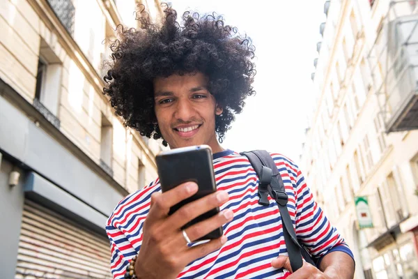 Close Portret Fajny Młody Arabski Facet Afro Włosy Patrząc Telefon — Zdjęcie stockowe