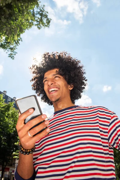 Retrato Joven Feliz Hombre Del Norte África Sosteniendo Teléfono Móvil — Foto de Stock