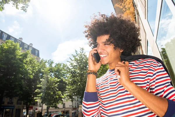 Close Portret Szczęśliwy Młody Arabski Facet Afro Włosy Rozmowy Telefonu — Zdjęcie stockowe