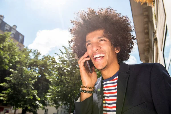Close Portret Szczęśliwy Młody Arabski Facet Afro Włosy Rozmowy Telefonu — Zdjęcie stockowe