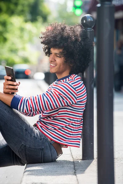 Портрет Молодого Человека Сидящего Полу Смотрящего Мобильный Телефон — стоковое фото