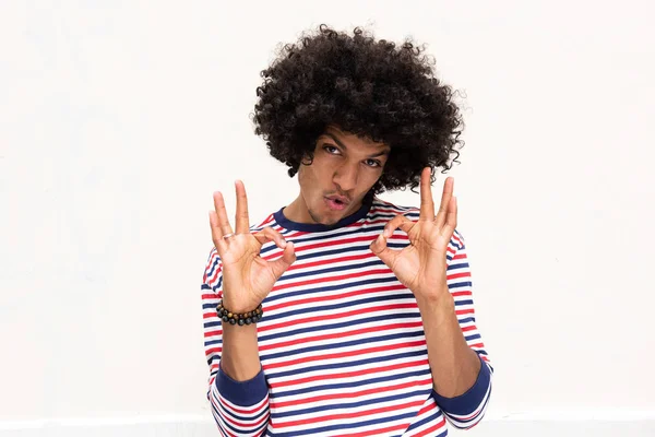 Retrato Frontal Jovem Americano Africano Com Cabelo Afro Sinal Mão — Fotografia de Stock