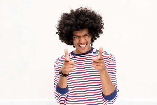 Retrato Frontal Sorridente Jovem Afro Americano Com Cabelo Afro Apontando — Fotografia de Stock