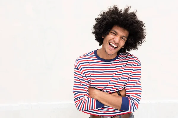 Porträtt Cool Ung Glad Nordafrikansk Man Med Afro Hår Skrattar — Stockfoto