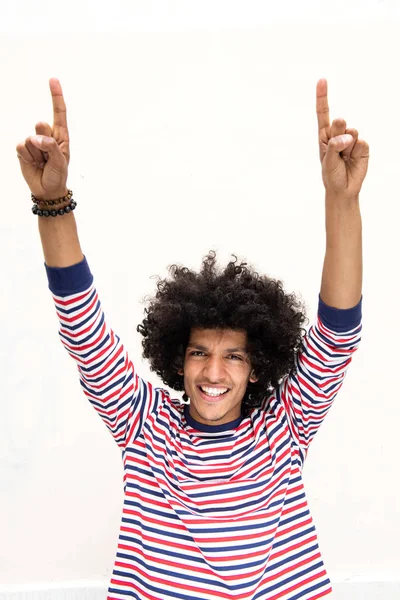 Portrét Usmívajícího Mladého Arabského Muže Afro Vlasy Pažemi Zvednutými Nahoru — Stock fotografie