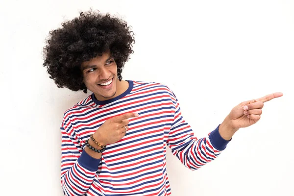 Retrato Sorridente Jovem Árabe Cara Com Cabelo Afro Apontando Dedos — Fotografia de Stock