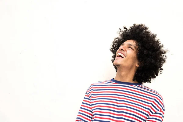 Retrato Jovem Feliz Com Cabelo Afro Rindo Olhando Yup Contra — Fotografia de Stock
