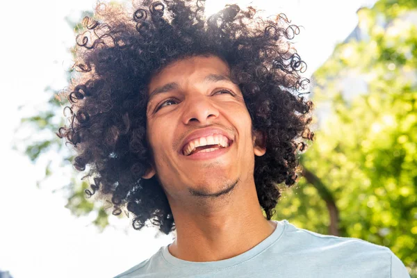 Närbild Porträtt Stilig Ung Nordafrikansk Man Med Afro Hår Ler — Stockfoto