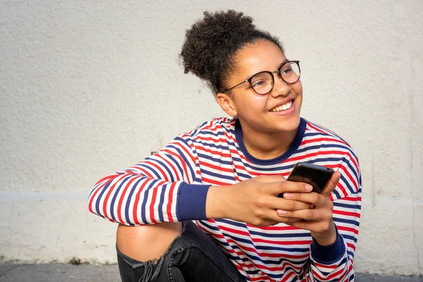 Porträtt Glad Ung Afrikansk Amerikansk Flicka Sitter Med Mobiltelefon — Stockfoto