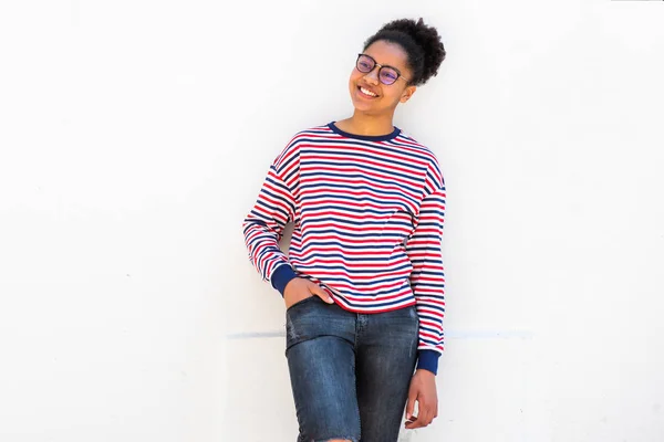 Retrato Sonriente Joven Afroamericana Chica Con Gafas Pared Blanca — Foto de Stock