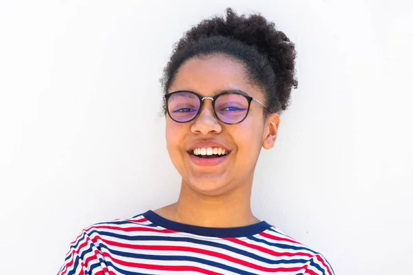 Primer Plano Horizontal Retrato Joven Afroamericana Chica Con Gafas Riendo — Foto de Stock