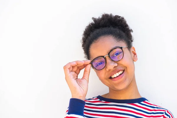Close Retrato Horizontal Sorrir Jovem Menina Afro Americana Segurando Óculos — Fotografia de Stock