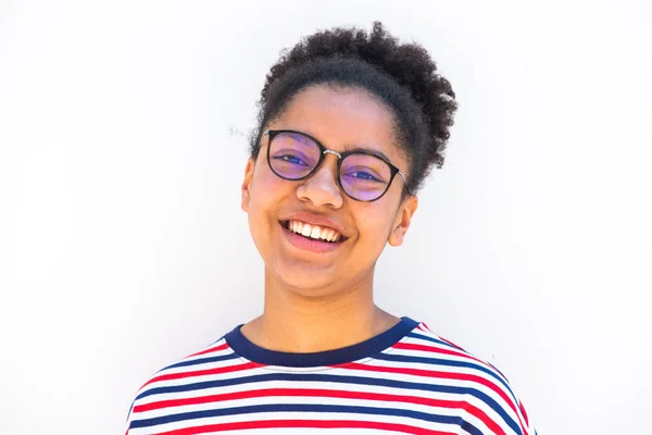 Primer Retrato Horizontal Una Adolescente Afroamericana Sonriendo Sobre Fondo Blanco — Foto de Stock