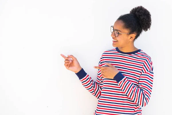 非洲裔美国少女的画像 戴着眼镜 用手指模仿空间的白色背景 — 图库照片