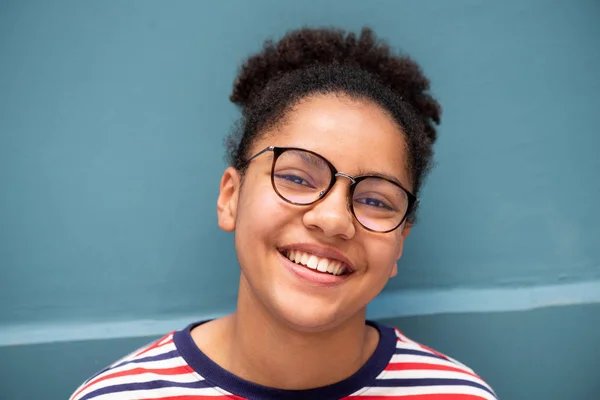 Close Portret Uśmiechniętej Dziewczyny Rasy Mieszanej Okularami Przeciwko Niebieskiej Ścianie — Zdjęcie stockowe
