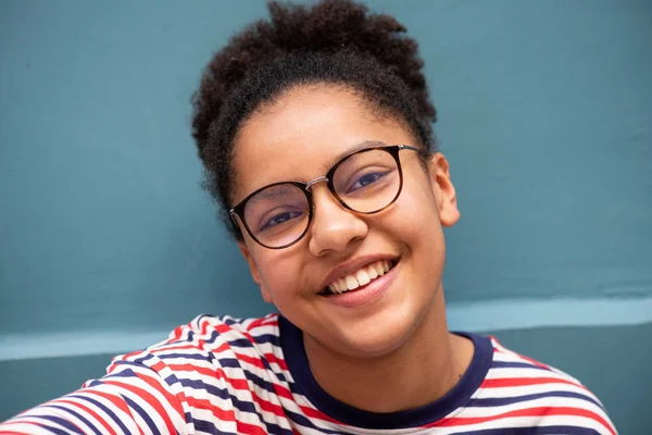 Close Retrato Sorrir Jovem Menina Negra Com Óculos Contra Parede — Fotografia de Stock