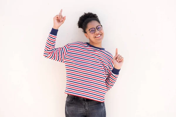 Retrato Una Joven Feliz Con Gafas Apuntando Con Los Dedos — Foto de Stock