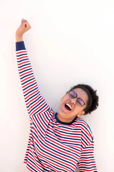 Портрет Веселої Афроамериканської Дівчини Підлітка Окулярами Руками Піднятими Білим Фоном — стокове фото